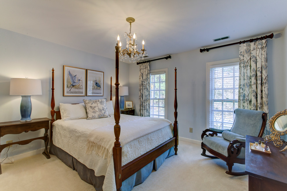 Ejemplo de dormitorio principal clásico de tamaño medio sin chimenea con paredes azules, moqueta y suelo beige