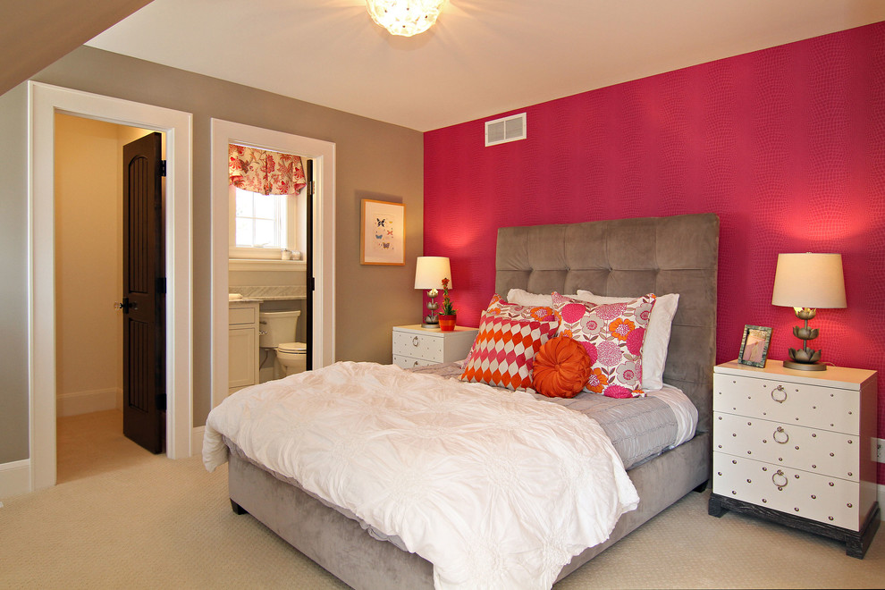 Ejemplo de habitación de invitados tradicional renovada de tamaño medio sin chimenea con paredes rosas y moqueta