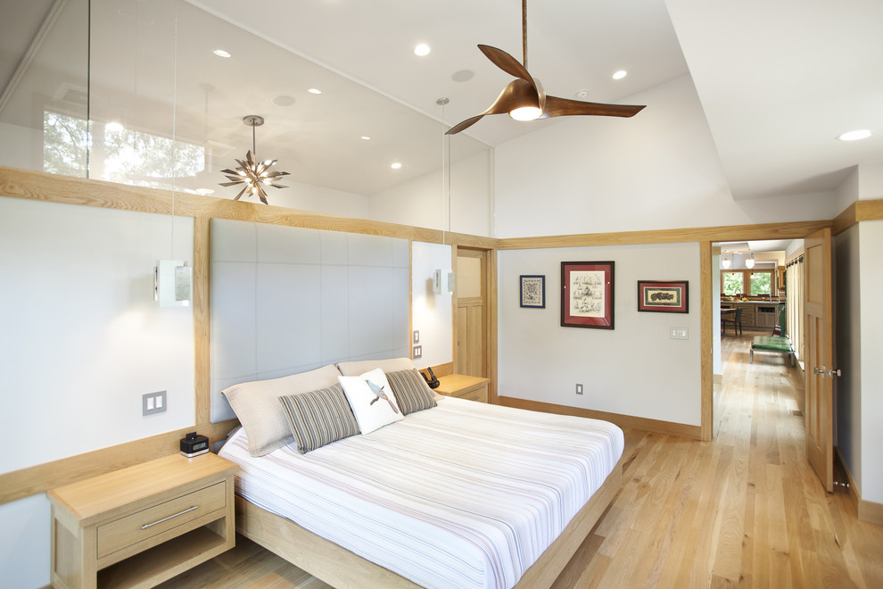 Свежая идея для дизайна: хозяйская спальня среднего размера в современном стиле с серыми стенами и светлым паркетным полом без камина - отличное фото интерьера