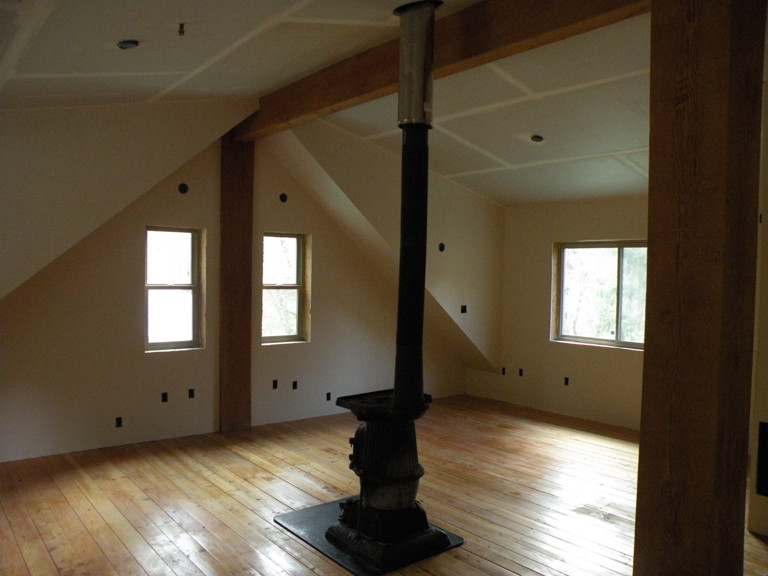 Ejemplo de dormitorio principal rústico pequeño con paredes blancas y suelo de madera clara
