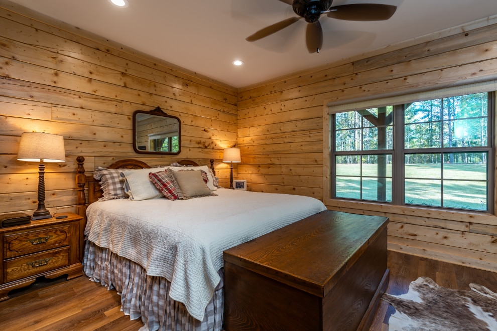 Mittelgroßes Landhausstil Hauptschlafzimmer mit beiger Wandfarbe, Vinylboden und braunem Boden in Sonstige