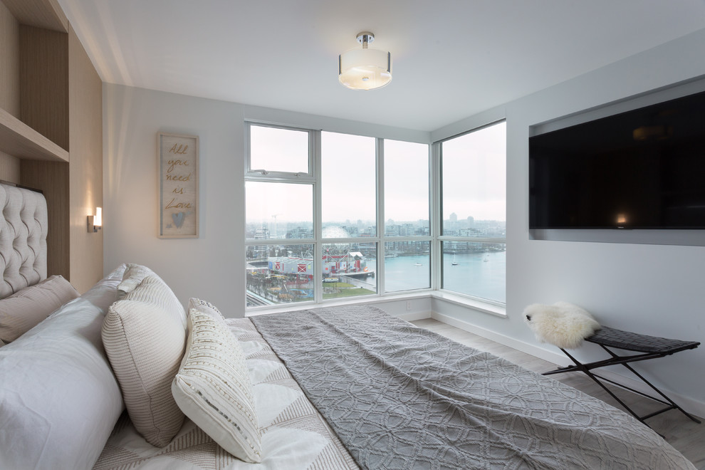 Стильный дизайн: хозяйская спальня среднего размера в стиле модернизм с белыми стенами - последний тренд