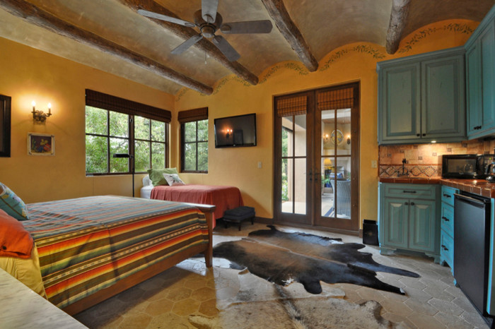 Свежая идея для дизайна: спальня в средиземноморском стиле - отличное фото интерьера