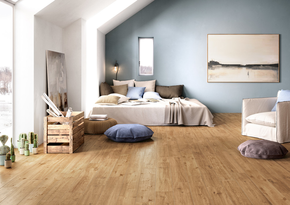 Imagen de habitación de invitados actual de tamaño medio sin chimenea con suelo de baldosas de porcelana y paredes azules