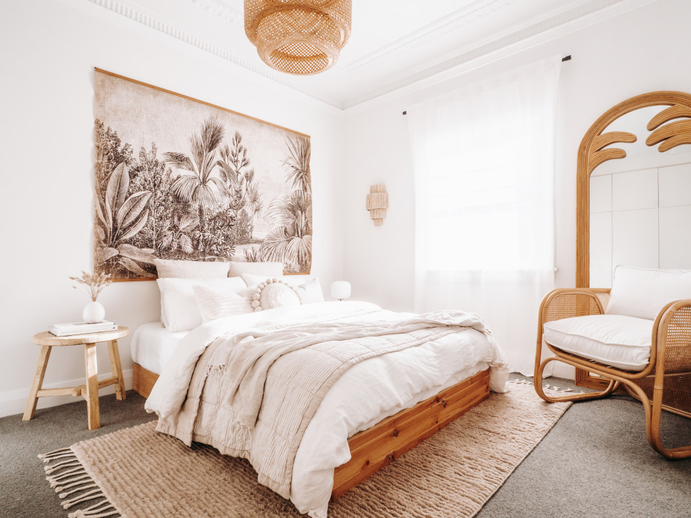 Ejemplo de dormitorio costero con paredes blancas, moqueta y suelo gris