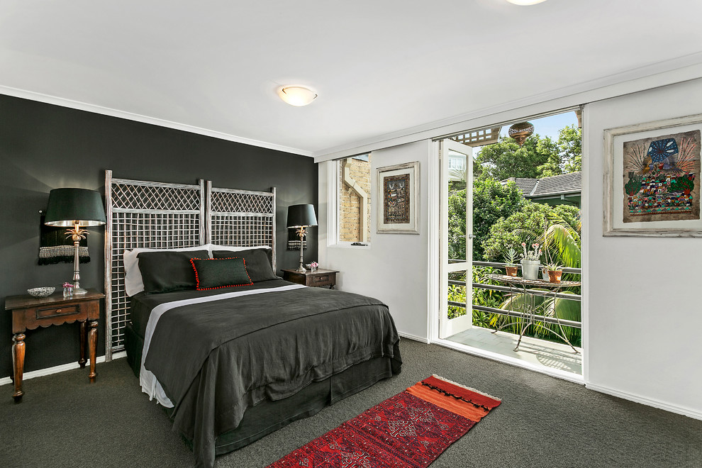 シドニーにある中くらいなアジアンスタイルのおしゃれな主寝室 (白い壁、カーペット敷き、暖炉なし、グレーの床) のインテリア