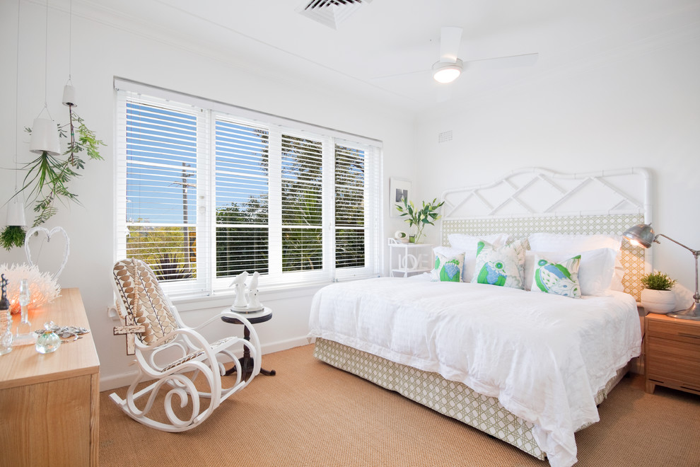 Пример оригинального дизайна: спальня среднего размера в современном стиле с белыми стенами и ковровым покрытием