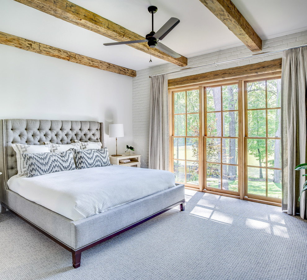 Foto de dormitorio clásico con paredes blancas, moqueta y suelo gris