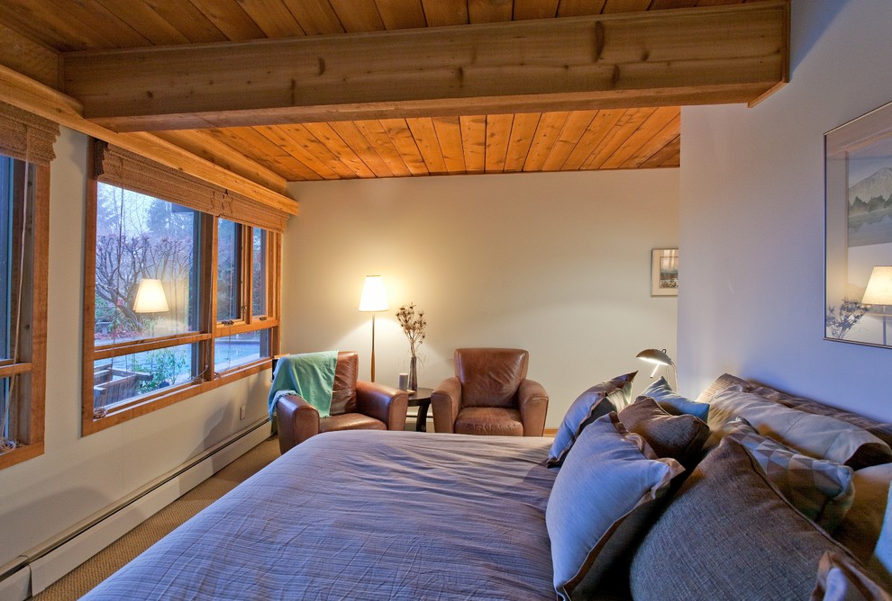 Пример оригинального дизайна: большая хозяйская спальня в стиле ретро с белыми стенами и ковровым покрытием