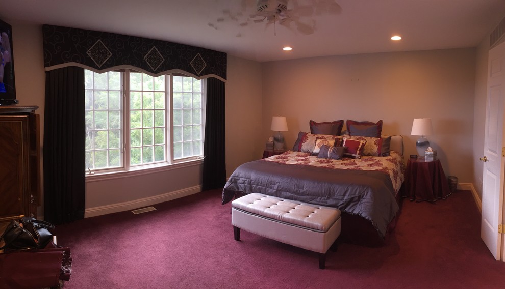 Aménagement d'une grande chambre classique avec un mur gris, aucune cheminée et un sol rouge.