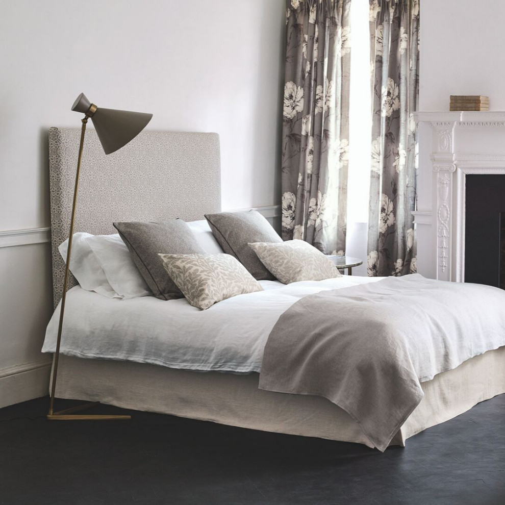 Стильный дизайн: большая хозяйская спальня в викторианском стиле с белыми стенами, темным паркетным полом, стандартным камином, фасадом камина из штукатурки и коричневым полом - последний тренд