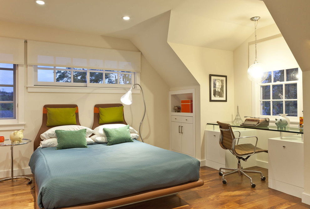 На фото: спальня в стиле фьюжн с бежевыми стенами и паркетным полом среднего тона с