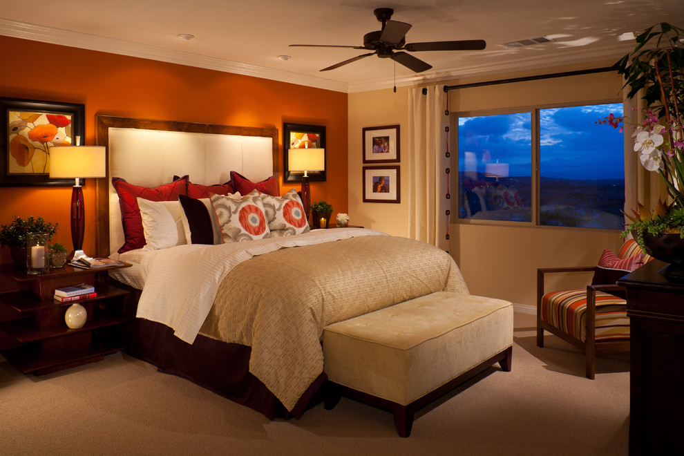 На фото: большая хозяйская спальня в современном стиле с разноцветными стенами и ковровым покрытием без камина