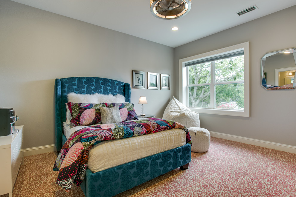 Modelo de dormitorio principal clásico grande sin chimenea con paredes grises, moqueta y suelo multicolor