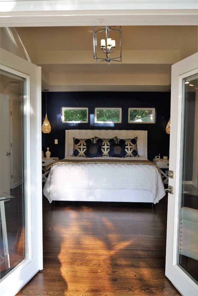 オースティンにある中くらいなトランジショナルスタイルのおしゃれな主寝室 (白い壁、濃色無垢フローリング、茶色い床)
