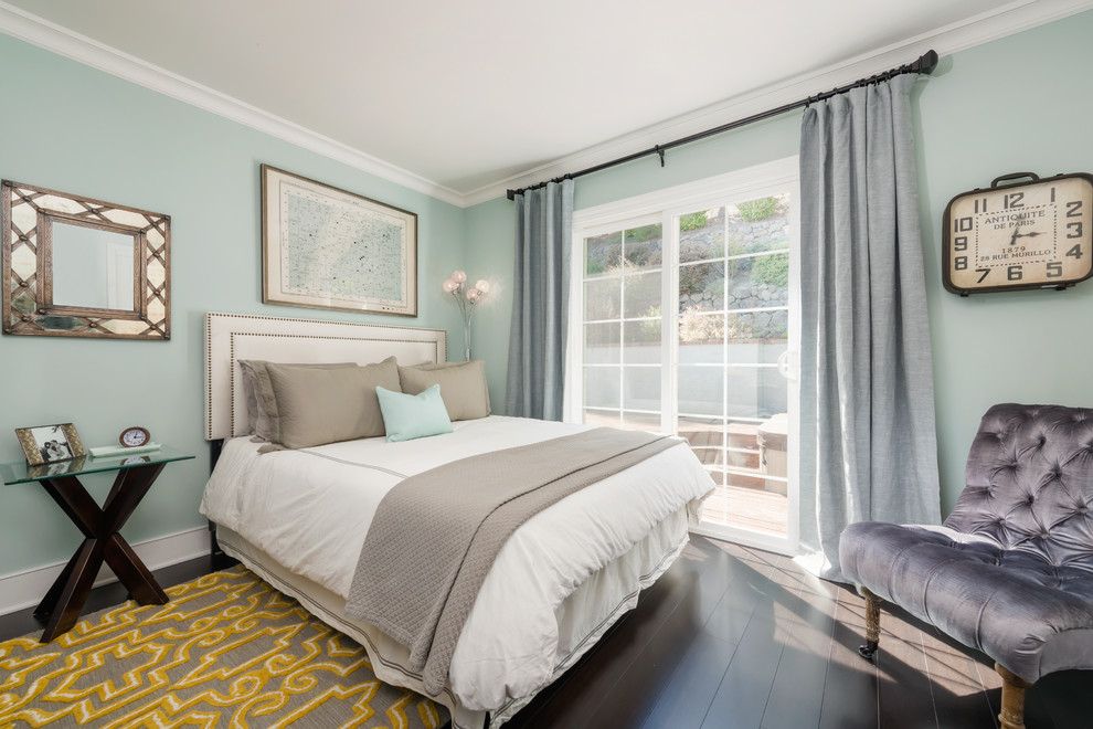 サンフランシスコにある中くらいなトランジショナルスタイルのおしゃれな客用寝室 (緑の壁、濃色無垢フローリング)