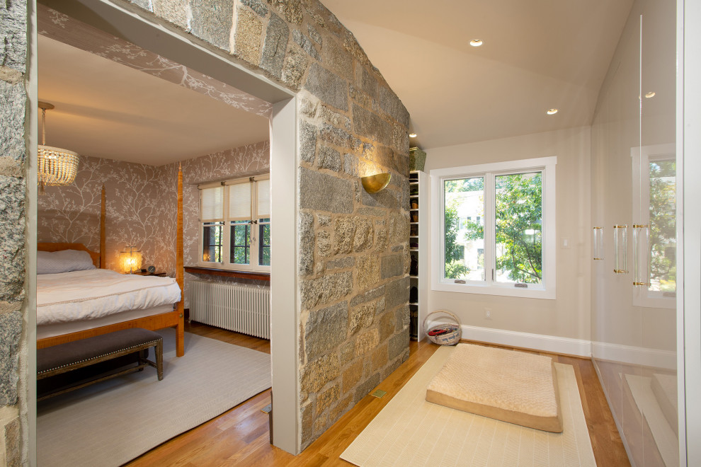Idee per una camera matrimoniale chic di medie dimensioni con pareti beige, parquet chiaro e pavimento marrone