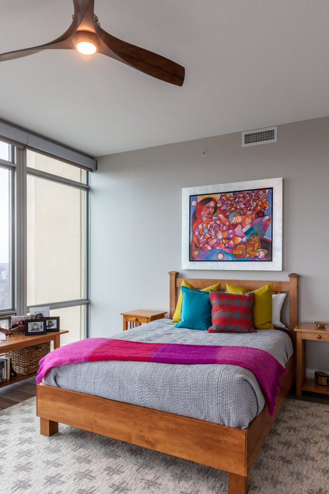 Idee per una grande camera degli ospiti minimalista con pareti grigie, pavimento in legno massello medio e pavimento marrone