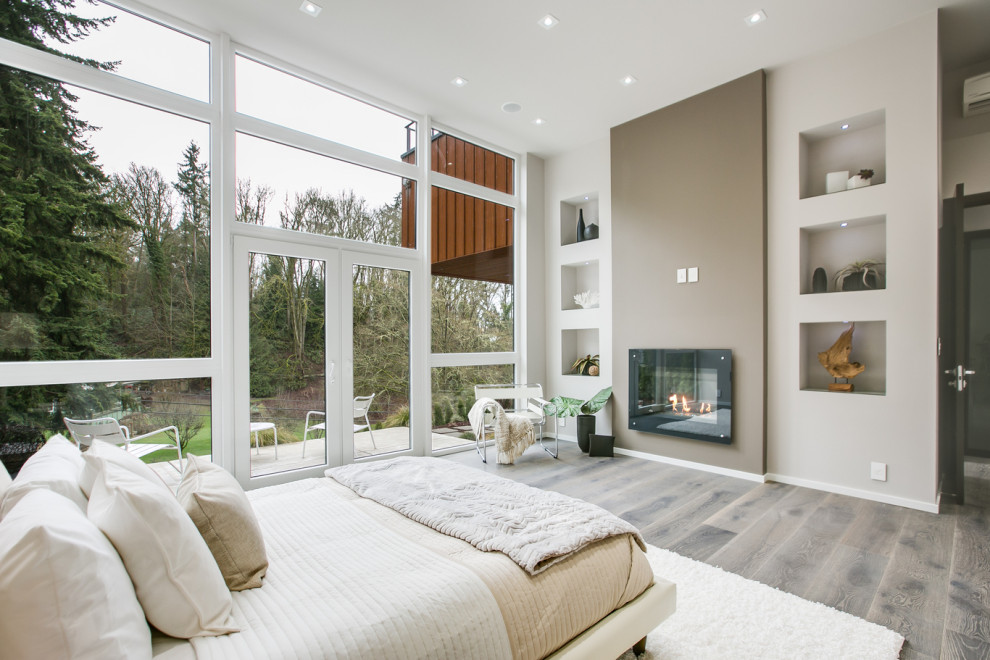 Idées déco pour une très grande chambre parentale contemporaine avec un mur gris, une cheminée standard et un sol gris.