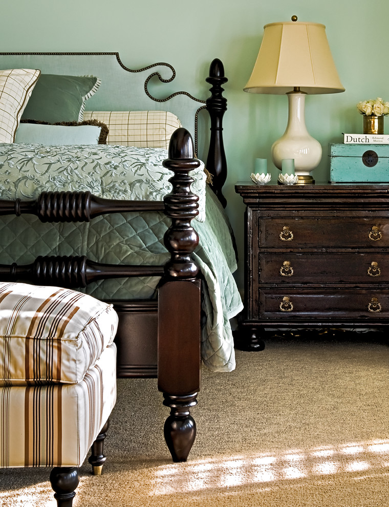 Стильный дизайн: спальня в классическом стиле с синими стенами и ковровым покрытием - последний тренд