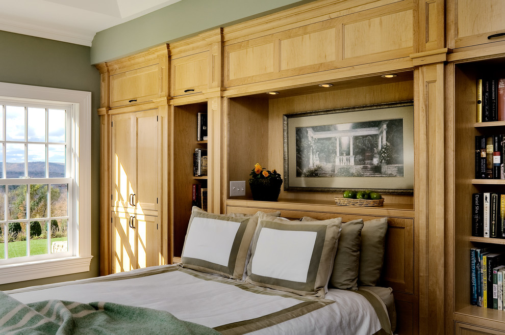 Imagen de dormitorio tradicional sin chimenea con paredes verdes