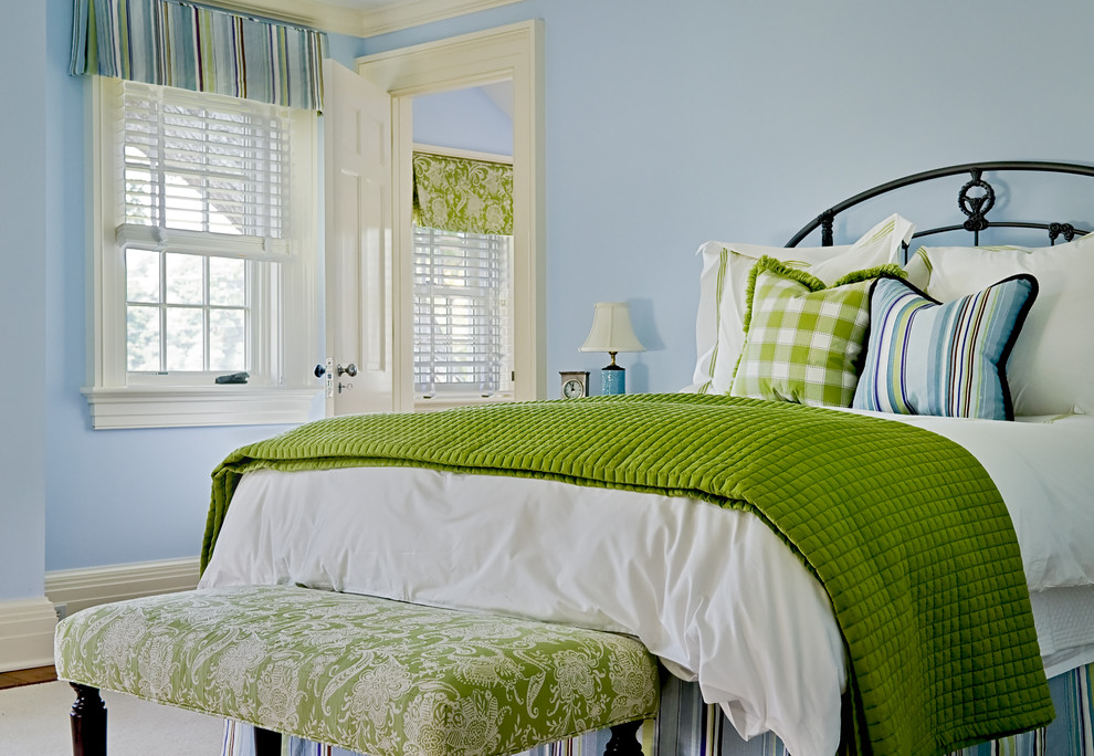 Exempel på ett klassiskt sovrum, med blå väggar