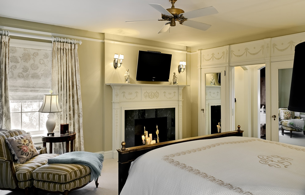 Свежая идея для дизайна: хозяйская спальня в классическом стиле с бежевыми стенами и стандартным камином - отличное фото интерьера