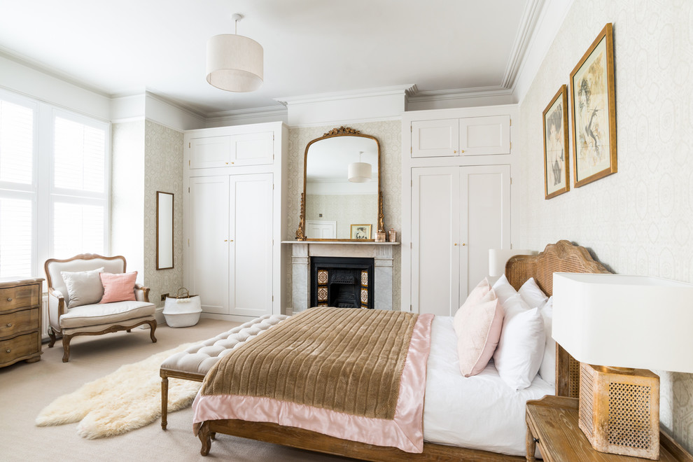 Exemple d'une grande chambre avec moquette chic avec un mur gris, une cheminée standard et un sol beige.