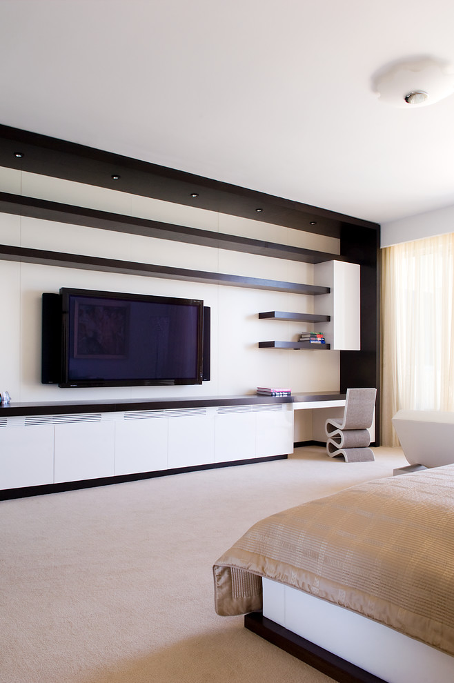 Пример оригинального дизайна: спальня в современном стиле с телевизором