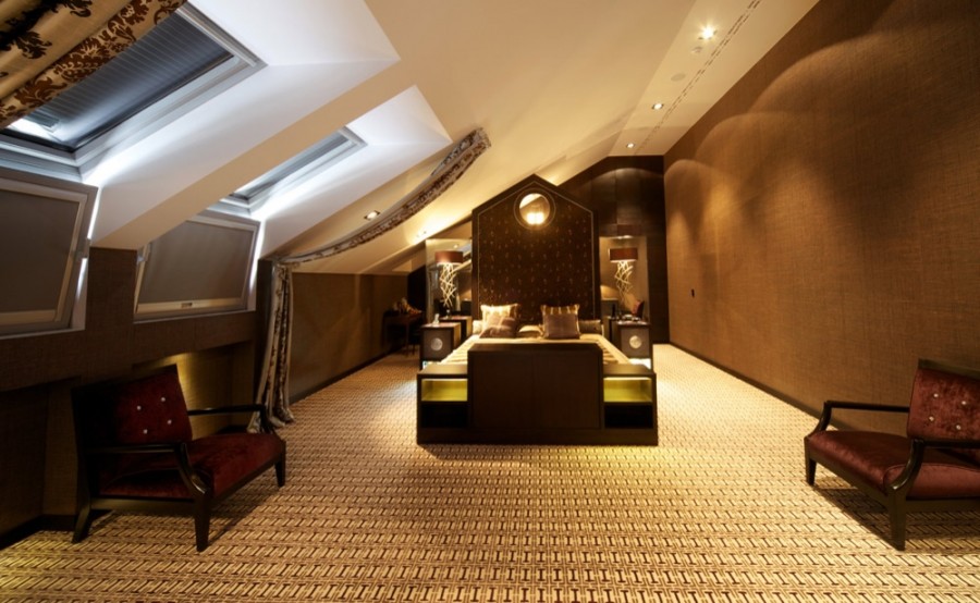 Immagine di una camera degli ospiti minimal di medie dimensioni con pareti marroni, moquette e pavimento multicolore