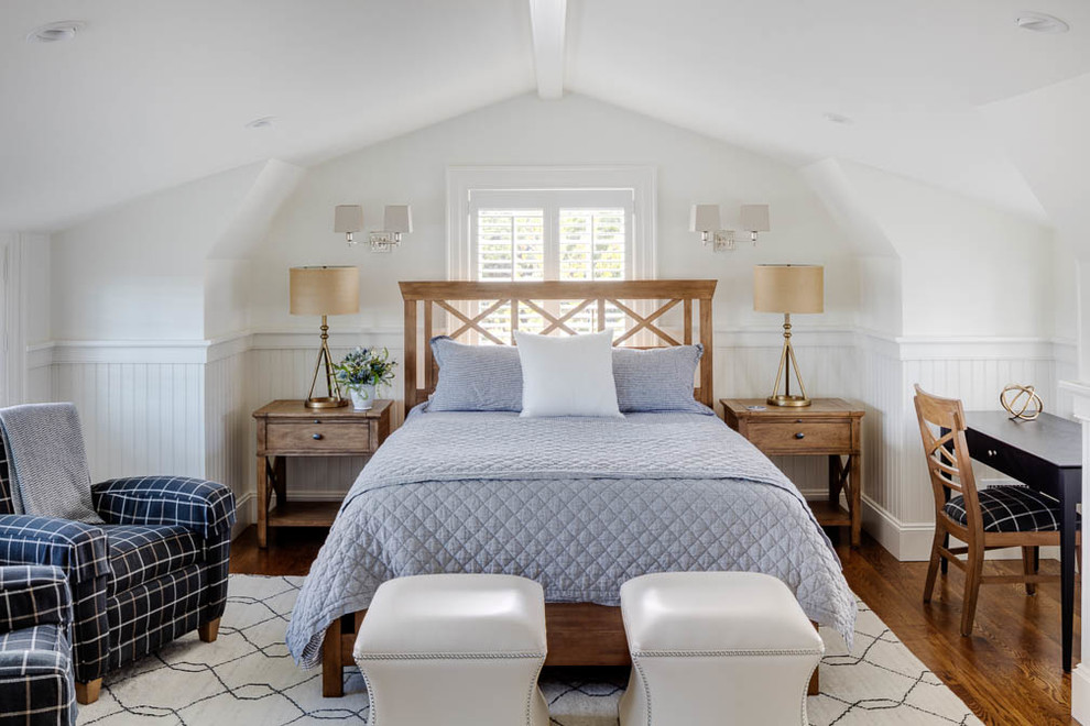 Mittelgroßes Maritimes Schlafzimmer mit weißer Wandfarbe, braunem Holzboden und braunem Boden in Boston
