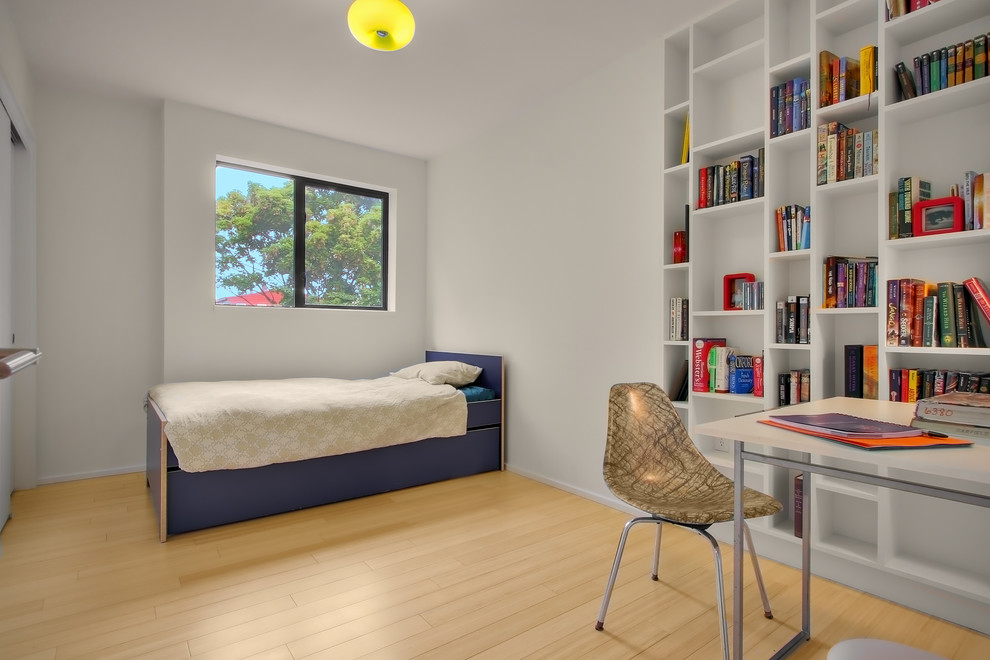 Идея дизайна: спальня в современном стиле с полом из бамбука и белыми стенами