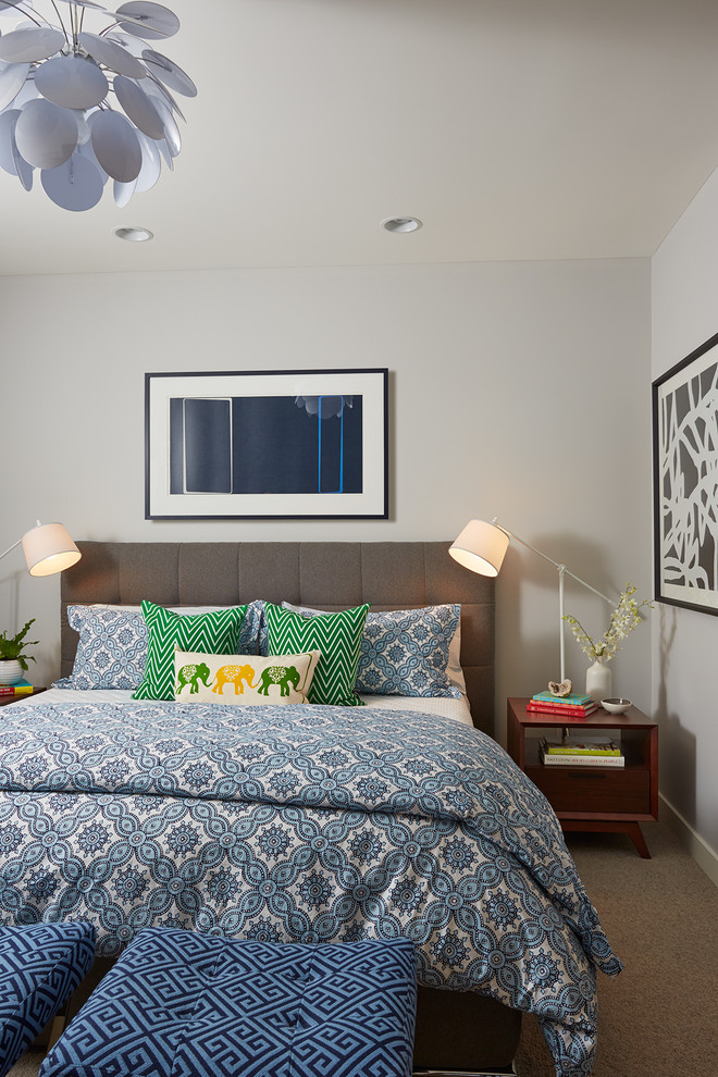 Modernes Hauptschlafzimmer mit weißer Wandfarbe und Teppichboden in Minneapolis