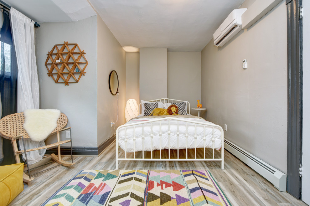 Mittelgroßes Eklektisches Gästezimmer ohne Kamin mit grauer Wandfarbe, braunem Holzboden und braunem Boden in Sonstige