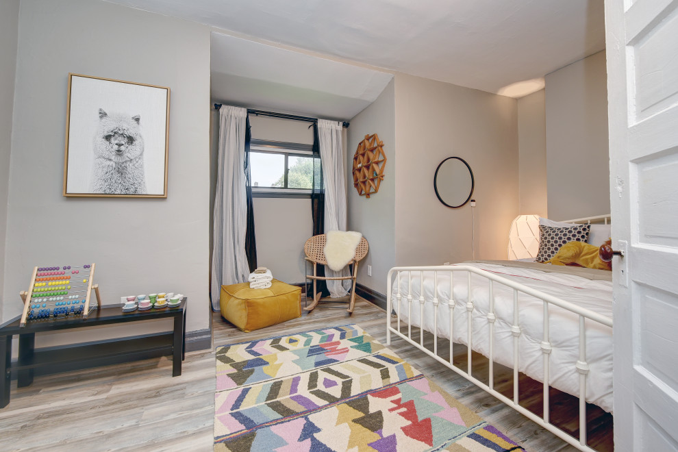 Идея дизайна: гостевая спальня среднего размера, (комната для гостей) в стиле фьюжн с серыми стенами, паркетным полом среднего тона и коричневым полом без камина