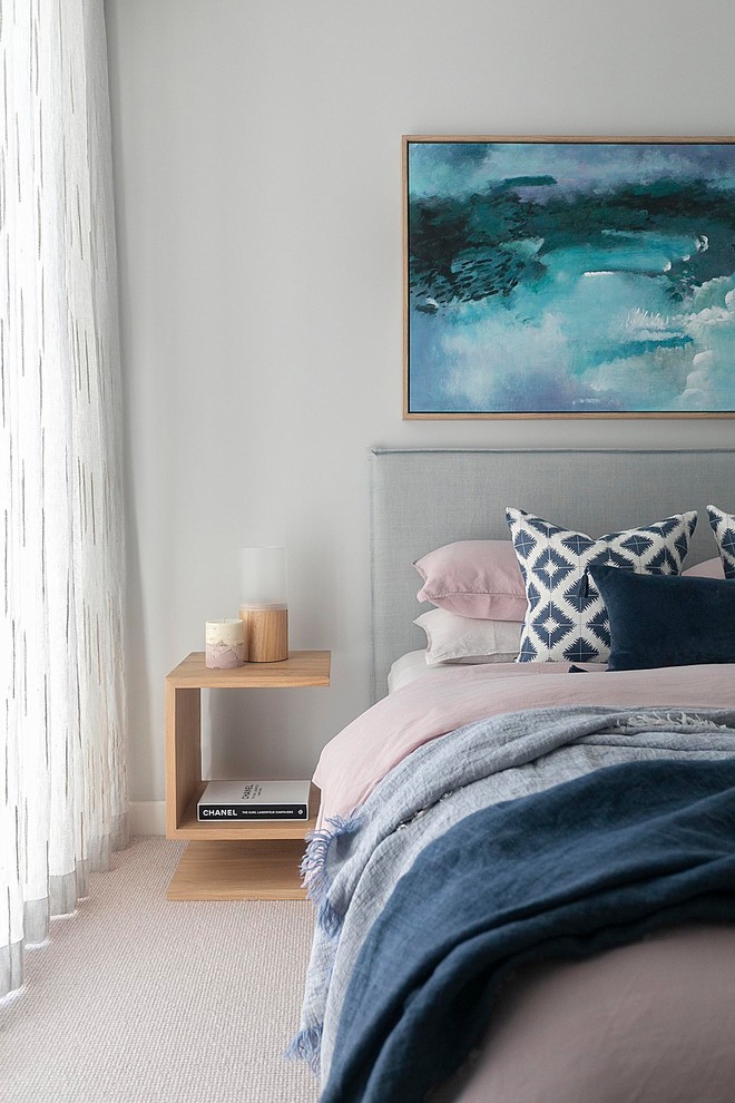 Esempio di una camera da letto contemporanea con pareti grigie, moquette e pavimento beige