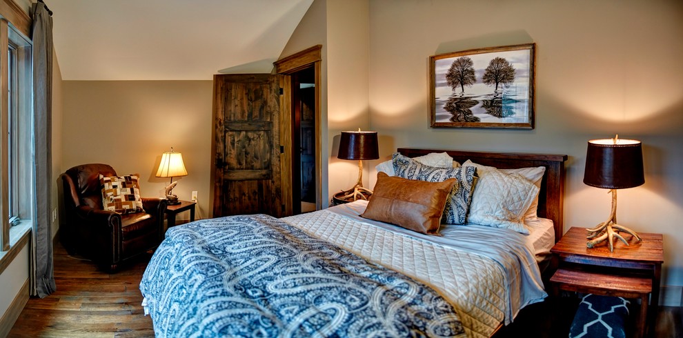 На фото: гостевая спальня (комната для гостей) в стиле кантри с паркетным полом среднего тона без камина