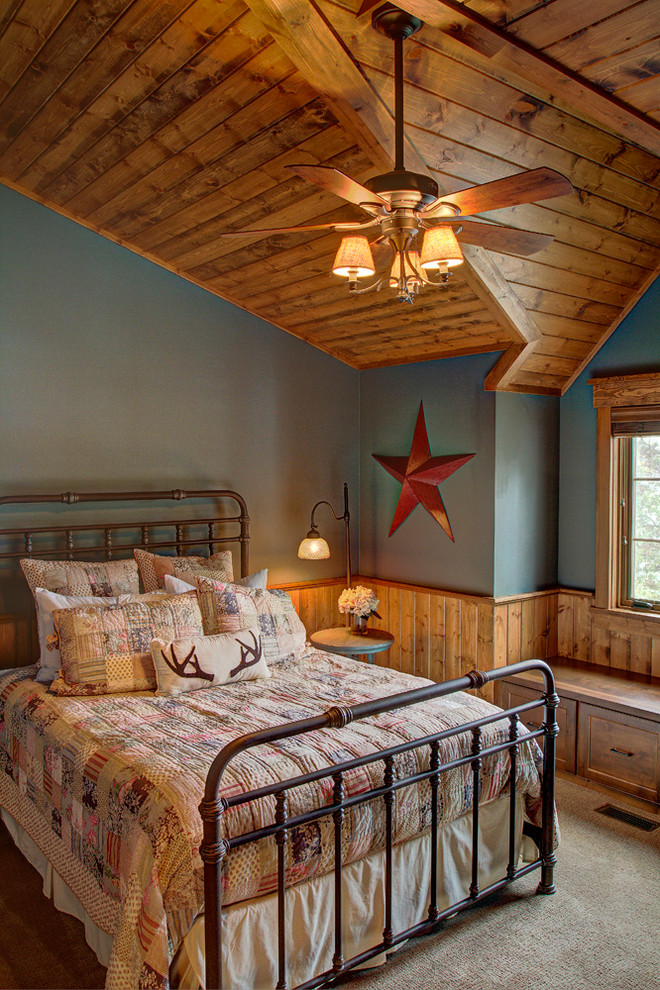 Foto de dormitorio rural con paredes azules, moqueta y suelo beige