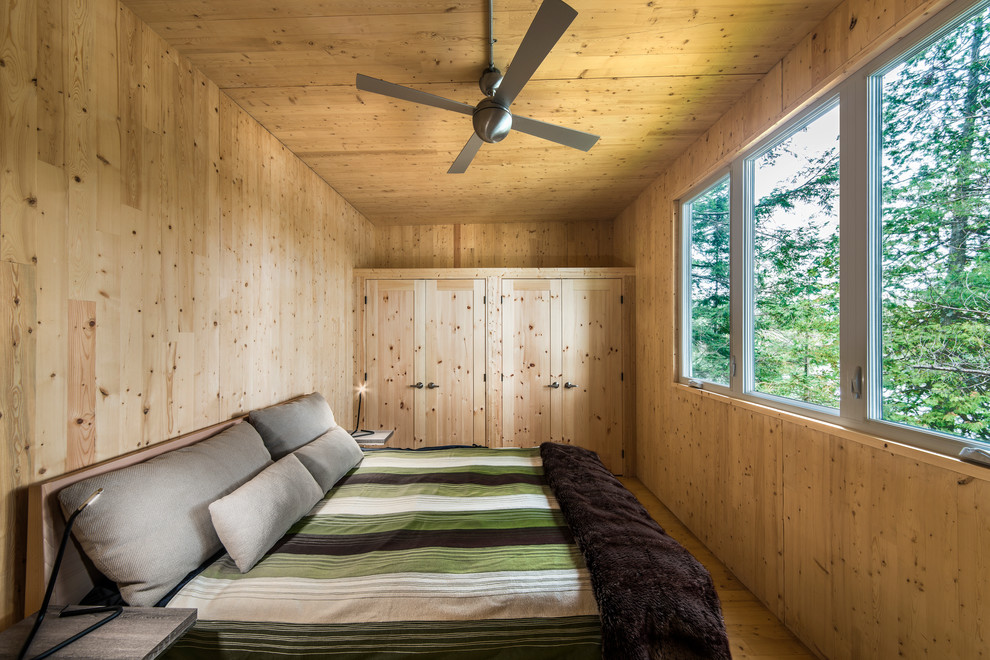 Esempio di una camera da letto stile rurale con parquet chiaro