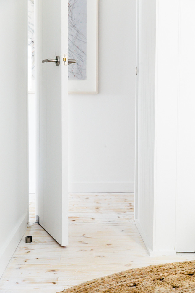 Ejemplo de habitación de invitados escandinava pequeña con paredes blancas y suelo de madera pintada
