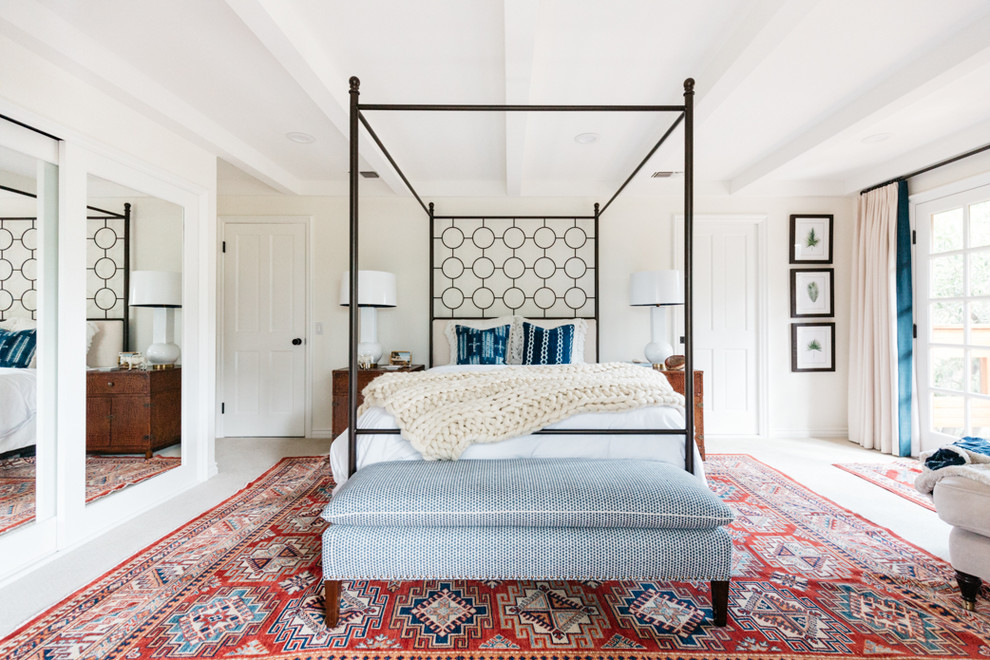 Landhaus Hauptschlafzimmer mit beiger Wandfarbe und weißem Boden in Los Angeles
