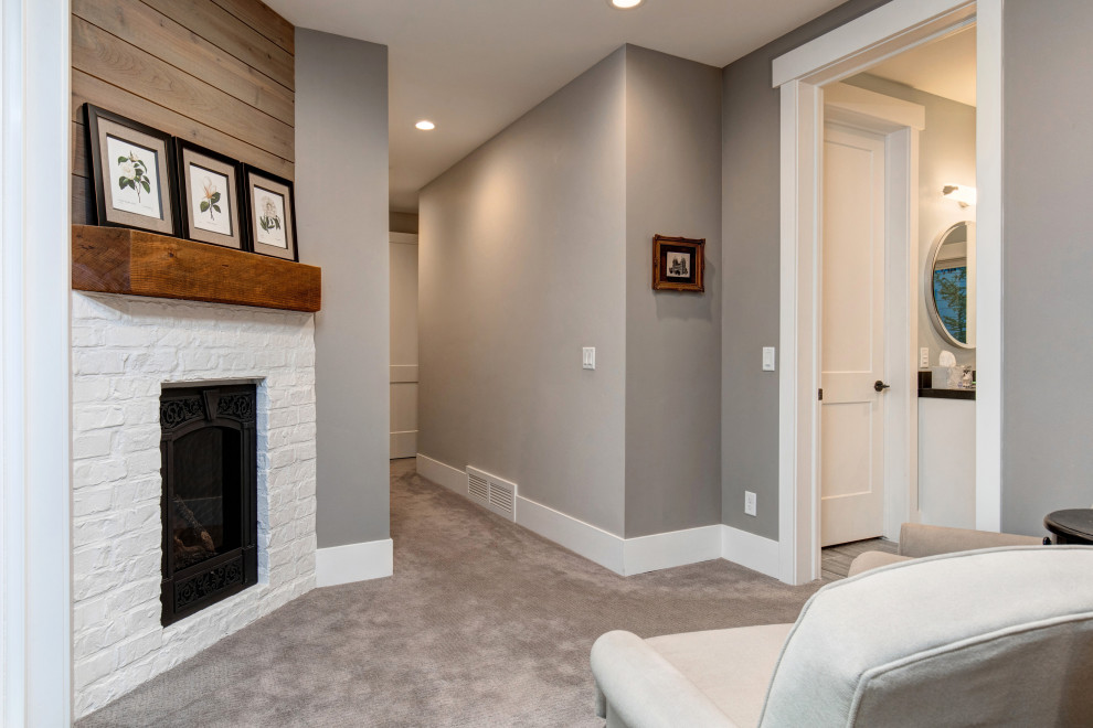 Imagen de dormitorio principal minimalista con paredes grises, moqueta, chimenea de esquina, marco de chimenea de ladrillo, suelo gris y madera