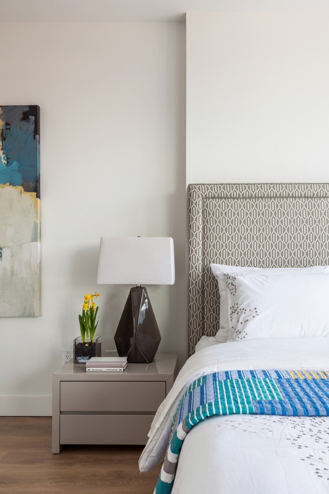 バンクーバーにある中くらいなコンテンポラリースタイルのおしゃれな客用寝室 (白い壁、濃色無垢フローリング、暖炉なし、グレーとブラウン) のインテリア
