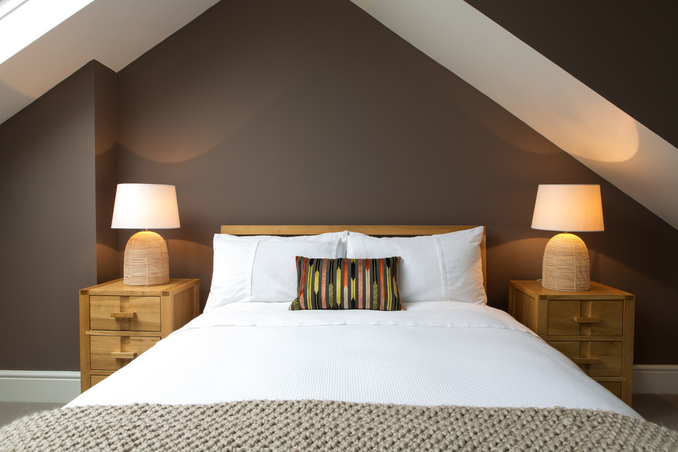ケントにある中くらいなラスティックスタイルのおしゃれな客用寝室 (茶色い壁、カーペット敷き) のレイアウト