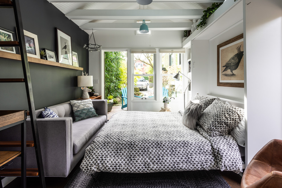 Свежая идея для дизайна: маленькая гостевая спальня (комната для гостей) в современном стиле с белыми стенами, пробковым полом и коричневым полом для на участке и в саду - отличное фото интерьера