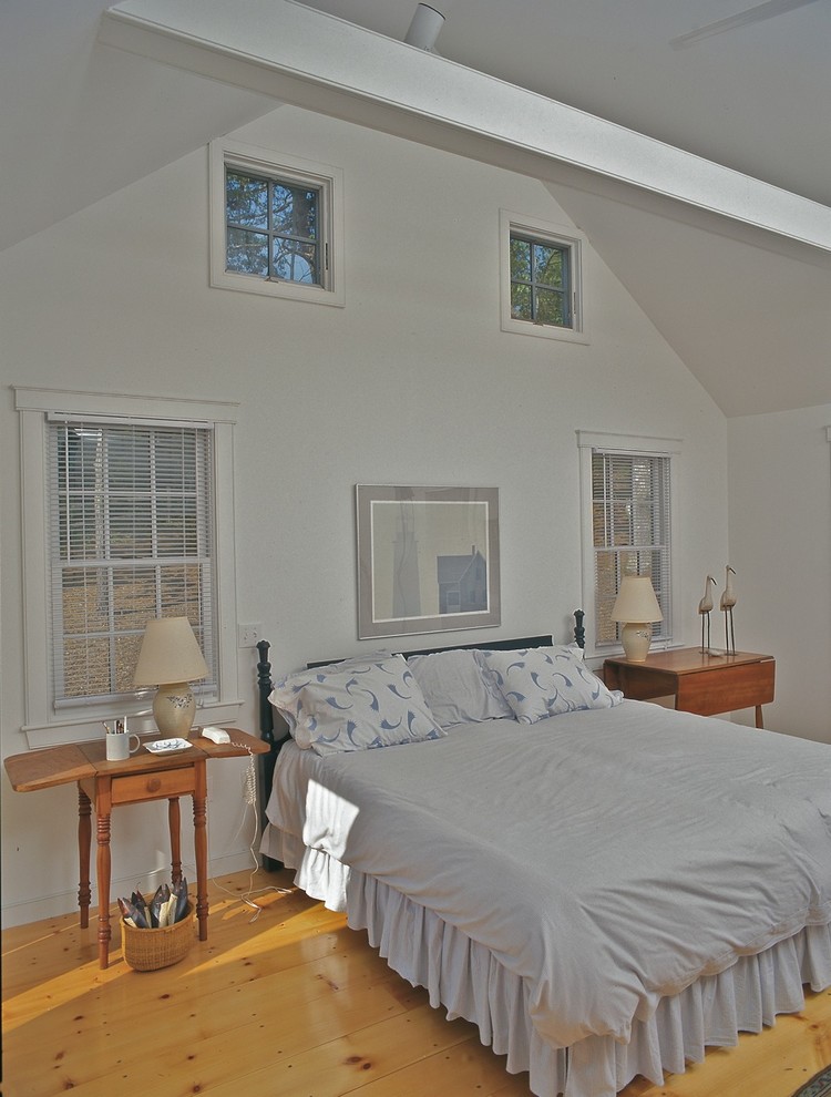 Großes Klassisches Hauptschlafzimmer ohne Kamin mit grauer Wandfarbe, hellem Holzboden und braunem Boden in Boston