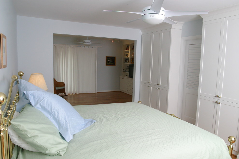 セントルイスにある広いトランジショナルスタイルのおしゃれな主寝室 (グレーの壁、無垢フローリング、暖炉なし) のレイアウト