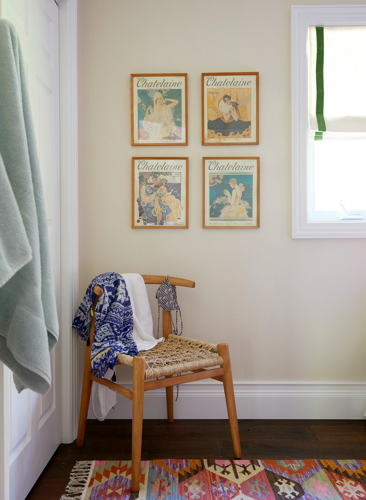Kleines Maritimes Gästezimmer mit beiger Wandfarbe, dunklem Holzboden und braunem Boden in Toronto