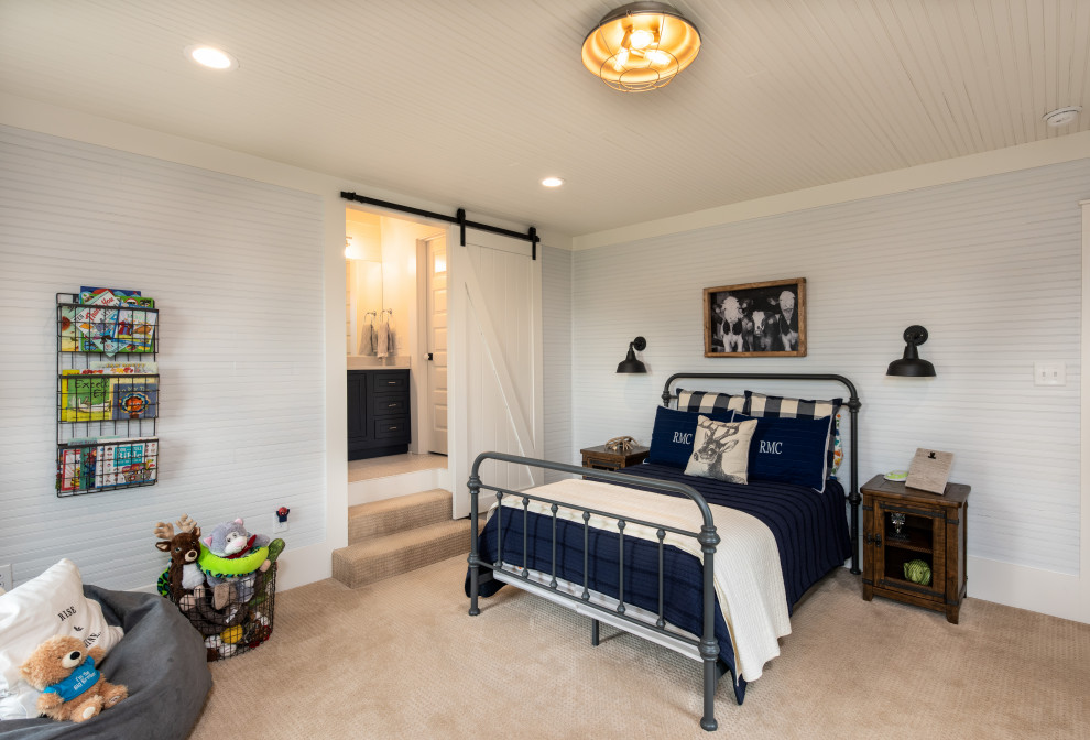 Diseño de habitación de invitados de estilo de casa de campo de tamaño medio con paredes azules, moqueta, todas las chimeneas, marco de chimenea de ladrillo y suelo beige