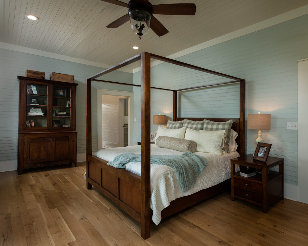Пример оригинального дизайна: гостевая спальня среднего размера, (комната для гостей) в стиле кантри с синими стенами, светлым паркетным полом и бежевым полом